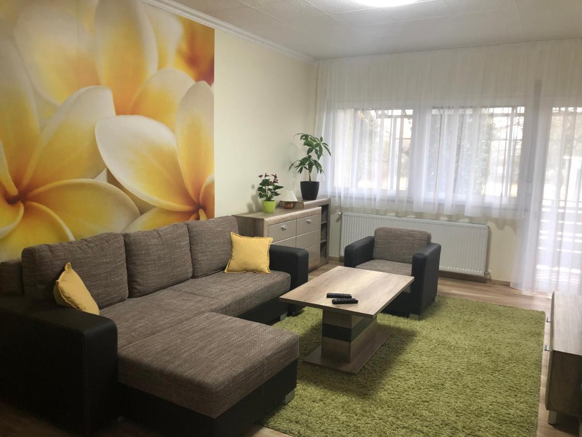 Galeria Deluxe Apartman Mezőkövesd Exterior foto